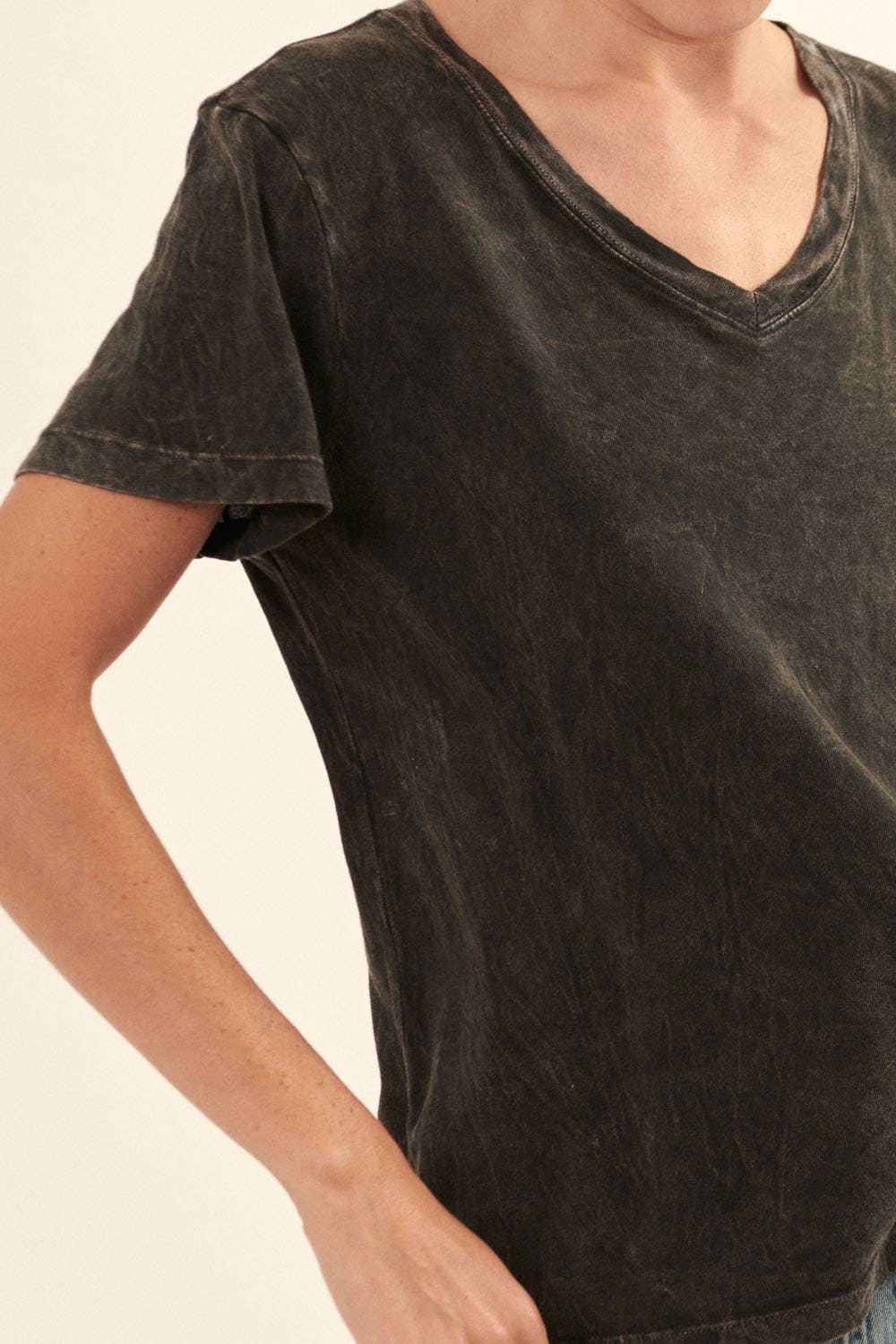 Mineral Washed V-Neck Solid Knit T-Shirt: M / ROSE